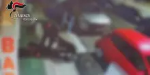 Calci e botte sulla compagna per gelosia: il video della terribile aggressione