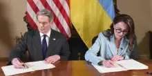 Usa e Ucraina firmano intesa sui minerali, Kiev: "Vantaggioso per entrambi". Attacco russo