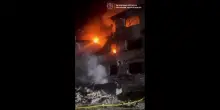I primi soccorsi dopo l'esplosione del drone russo che ha colpito Zaporizhzhia: video