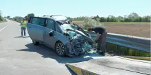 Uomo accoltella la moglie, poi muore durante la fuga in auto. Nel video i resti del veicolo