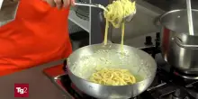 Acqua ricca di amido e non troppo calda: dalla fisica il segreto per una cacio e pepe perfetta