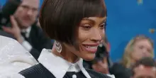 Caschetto anni '20 e abito bianco e nero: l'eleganza di Zoe Saldana al Met Gala