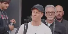 Jannik Sinner, il boato della folla al centrale del tennis per il primo allenamento