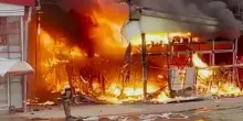 L'immenso fumo nero verso il cielo dopo l'attacco droni russi su Kharkiv