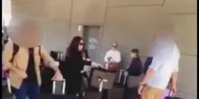 Griselda Lopez si consegna agli agenti Usa al confine con il Messico