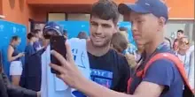 Alcaraz non si risparmia e si ferma di continuo per i selfie con i fan: video