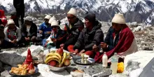 Funerale per il ghiacciaio Yala in Nepal, un nuovo allarme per il riscaldamento globale