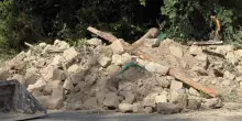 Terremoto Campi Flegrei, le immagini dell'edificio parzialmente crollato a Pozzuoli