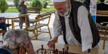 Afghanistan, i Talebani ora vietano anche il gioco degli scacchi: può stimolare il pensiero critico