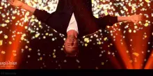 Eurovision, per la Slovenia Klemen canta appeso a testa in giù l'amore per la moglie