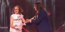 Estonia, Tommy Cash canta Espresso macchiato e la fan si tuffa sul palco
