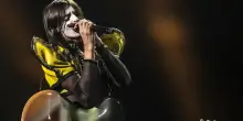 Eurovision, Lucio Corsi canta Volevo essere un duro: un pianoforte a coda, la chitarra e l'armonica