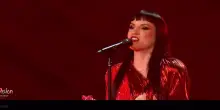 Albania, il duo Shkodra Elektronike canta Zjerm tra geometrie rosso fuoco