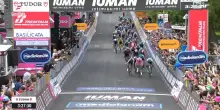 Ciclismo, Giro d’Italia 2025: l'arrivo in volata di Pedersen che vince la quinta tappa. Il video
