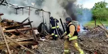 Macerie in fumo dopo l'attacco missilistico russo a Sumy: personale di emergenza spegne incendi