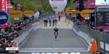 Giro d’Italia, irresistibile Ayuso: si alza sui pedali e arriva solo al traguardo