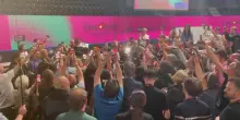 Eurovision, Lucio Corsi improvvisa e la Sala Stampa esplode
