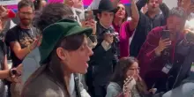 Lucio Corsi in sala stampa canta "Volevo essere un duro"