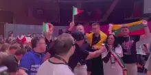 Eurovision, Lucio Corsi è sul palco e la sala stampa canta a squarciagola Volevo essere un duro