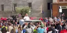 Papa Leone XIV va con la Papamobile su via della Conciliazione: il bagno di folla dei fedeli