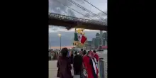 Dopo l'impatto con il ponte di Brooklyn, il veliero della Marina si dirige verso la banchina