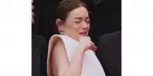 Imprevisto sul red carpet per Emma Stone: attaccata da un'ape, l'attrice si dimena spaventata