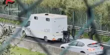 "Siamo tutti spaventati, stanno facendo una rapina. Si è sentita come una bomba"