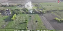Aerei d'attacco russi bombardano Alexandropol, nel Donetsk: video del raid