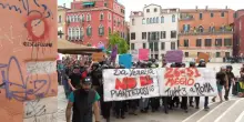 Tensione a Venezia tra la polizia e i manifestanti in corteo contro il ministro Piantedosi