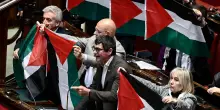 Alla Camera dei Deputati quattro mozioni su Gaza, esposte bandiere palestinesi. Conte: "È genocidio"