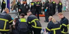 Ferisce con il coltello nella stazione di Amburgo 12 persone, le immagini dei soccorsi