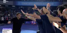 La musica, gli abbracci in campo, la gioia: la premiazione del 4o Scudetto nello Stadio di Napoli