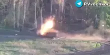 La corsa impossibile del blindato ucraino distrutto da un drone a fibra ottica a Sumy
