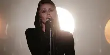 Miley Cyrus rivela: "Sono finita in terapia intensiva perché la mia gamba si stava disintegrando"