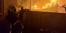 Il muro di fiamme a Kiev mette a dura prova i pompieri ucraini: video dell'attacco