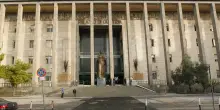 "L'ha toccata ma non ha fatto allusioni sessuali", professore assolto da accusa di molestie