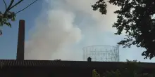 Incendio nell'ex stabilimento Mira Lanza a Roma: cumuli di rifiuti in fiamme