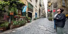 Turista uccisa a Napoli da una statuina caduta da un balcone, a lanciarla è stato un tredicenne