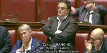 Dl sicurezza, ironia in Aula: intervento muto del dem Mancini che imita il silenzio del governo
