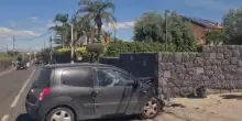 Incidente fatale nel catanese: un'auto si schianta contro un muro, muore bambina di 15 mesi