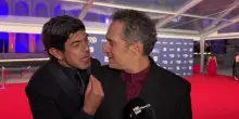 "Ma che stai a dì?": Favino sorprende Santamaria durante un'intervista. E scatta la "muccinata"