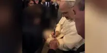 L'emozione di Papa Leone XIV mentre firma: "Devo fare qualche prova, quella vecchia non serve più"