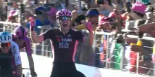 Giro d’Italia 2025: Kooij taglia per primo il traguardo, per Visma è un grande successo di squadra