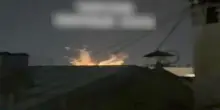 Fuoco lontano nella notte dopo l'attacco di droni ucraini nel Kursk: video dell'esplosione