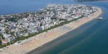 Lignano Sabbiadoro, rissa davanti a una discoteca: ragazzo ferito a martellate