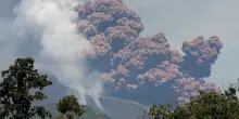 Crolla parte del cratere dell'Etna: le immagini della nube eruttiva, alta chilometri