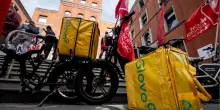 La proposta di Glovo ai rider: bonus (di pochi centesimi) a chi lavora con il caldo