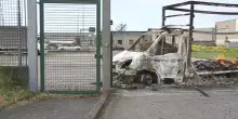 Rapina in un centro logistico: tir in fiamme e chiodi per bloccare la strada
