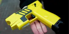 Colpito con il taser, ragazzo 30enne ha un malore e muore per arresto cardiocircolatorio
