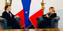 Meloni-Macron, la stretta di mano del disgelo